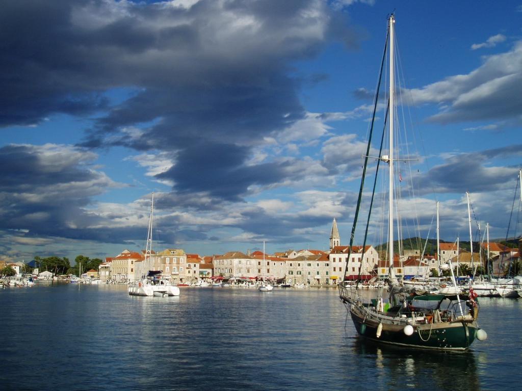 Guesthouse Wish Stari Grad  Bagian luar foto
